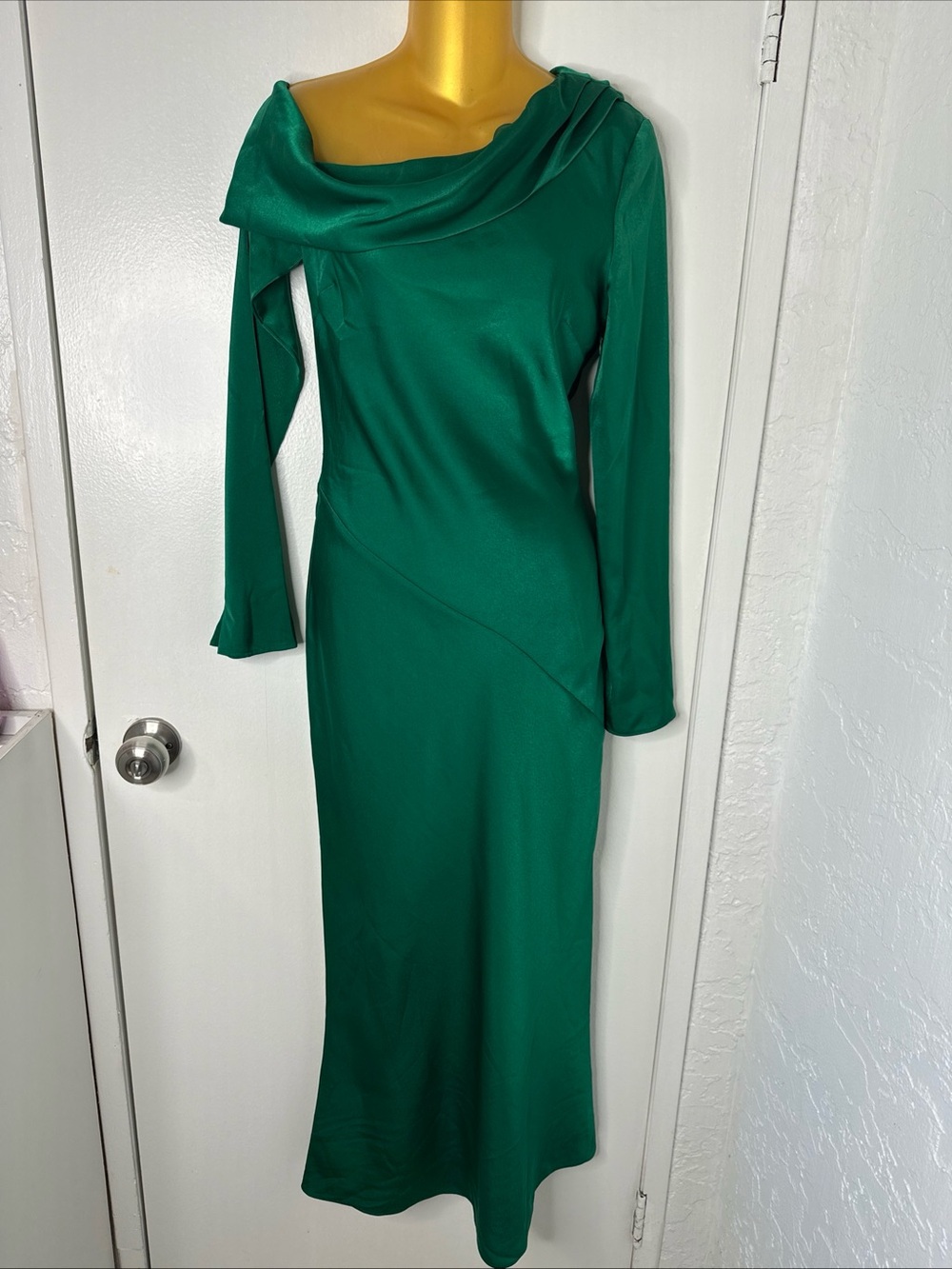 Elegant Emerald Off-Shoulder Maxi Dress